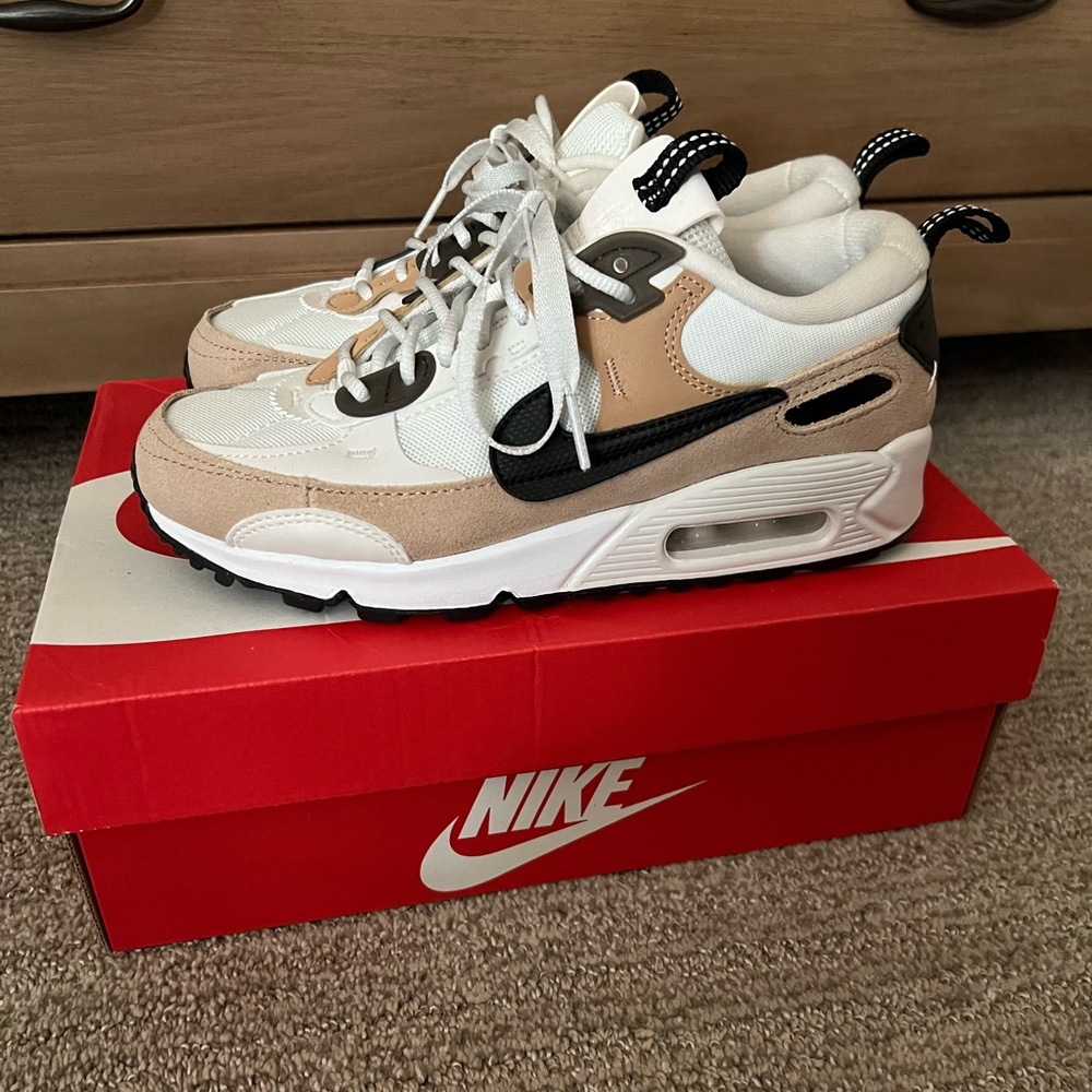 Brand New Nike Women’s Air Max 90 Futura